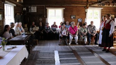 Hirvelän ison puolen pirtissä kertoilivat retkeläisille talon historiasta ja kotimuseoon kerätyistä esineistä talon omistaja Aino Hakkarainen ja tyttärensä Katri Rundgren. Kuvat: Ritva Piri