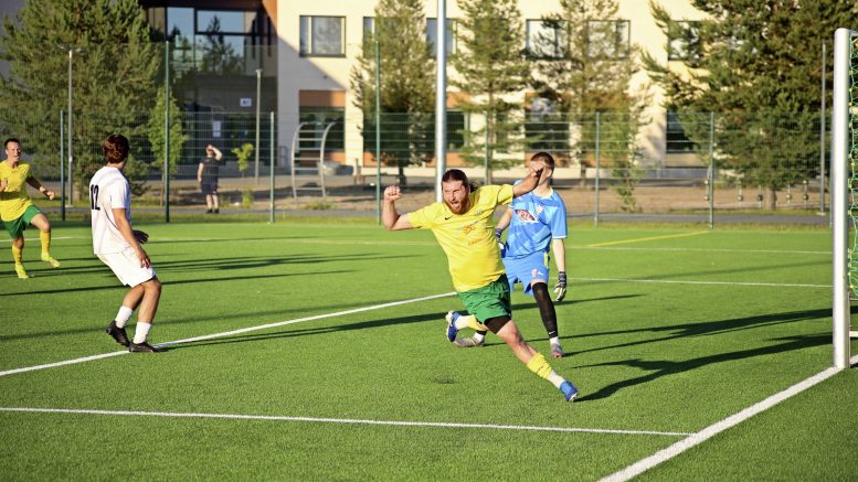 Aleksi Autioniemi juhlii 1-1 tasoitusta, taustalla mukana Vilho Viheriävaara. Kuva: Tommi Karvonen
