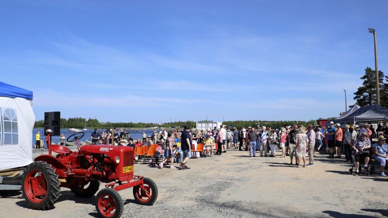 Aurinkorasvalle oli käyttöä kesäjuhlissa. Kuumuus ei kuitenkaan ollut haitaksi kylmemmän jakson jälkeen. Kuvat: Joni Nalli