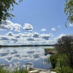 Se on kesä. Tämä maisema ystävän luona on Suomen kesää parhaimmillaan. Vene valmiina ja laituri, josta voi saunoessa pulahtaa viileään järveen. Kuva: Eija Jaara