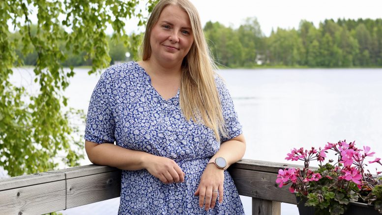 Oma kokemus vyöhyketerapian hyödyistä sai Kreetta Kronqvistin opiskelemaan äitiys- ja vauvavyöhyketerapeutiksi ja imetysohjaajaksi. Kuva: Aada Alapuranen