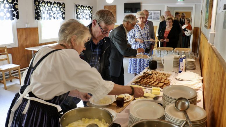 Juhla nuorisoseuran talolla aloitettiin ruokailulla. Kokkina ollut Aino Pakanen kertoi, että keittoon käytettiin Eero Väätäjän pyytämää perämeren lohta. Kuvat: Tuija Järvelä-Uusitalo