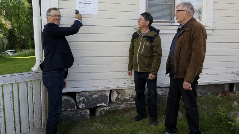 Ii-Seuran sihteeri Jarmo Alasiurua kiinnitti Maija Lavosen muistolaatan Olhavan kansakoulun vanhalle puolelle. Heikki Lahdenperä ja puheenjohtaja Pertti Huovinen seuraavat. Kuvat: Kari Holma