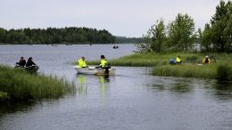 Iltapäivän lähetessä kello neljää alkoi rantautumispaikoilla olla miltei ruuhkaa, rannassa kun oli oltava viimeistään neljältä sekä punnitusjonossa viimeistään varttia myöhemmin. Kuvat: Ritva Piri