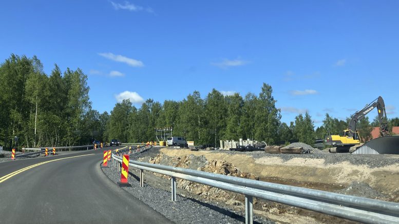 Kuusamontie on remontissa Purontien ja Yli-Iihin menevät Kiimingintien tuntumassa. Kiertotie menee työmaa-alueen vierestä. Kuva: Tuija Järvelä-Uusitalo