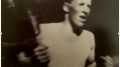 Risto Tiiro kuljettaa olympiasoihtua kohti Helsingin olympiastadionia vuonna 1952.