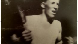 Risto Tiiro kuljettaa olympiasoihtua kohti Helsingin olympiastadionia vuonna 1952.
