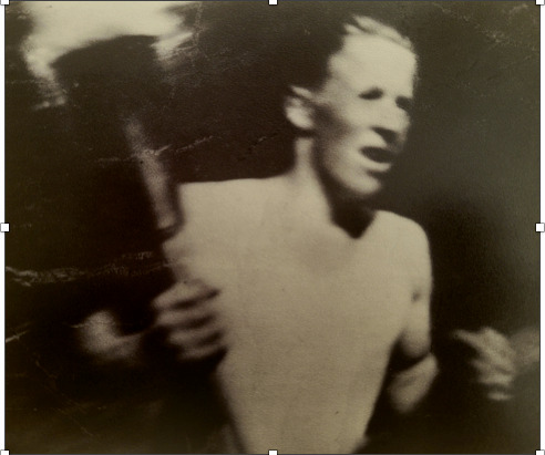 Risto Tiiro kuljettaa olympiasoihtua kohti Helsingin olympiastadionia vuonna 1952.