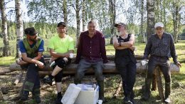 Erkki Pöyskö, Matti Hiltunen, Kyösti Rasi, Taisto Vähäaho ja Ville Hiltunen talkoilivat tervasaution liepeillä alkuviikosta laittaen paikkoja kuntoon TervasTiimaa varten. Miesten mukaan parasta viikossa on se, että sen ansioista koko vuodeksi on tekemistä, kun esimerkiksi harjoitellaan ohjelmia ja valmistellaan tervaspuita. Kuva: Teea Tunturi