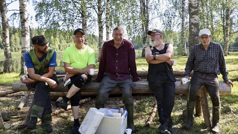 Erkki Pöyskö, Matti Hiltunen, Kyösti Rasi, Taisto Vähäaho ja Ville Hiltunen talkoilivat tervasaution liepeillä alkuviikosta laittaen paikkoja kuntoon TervasTiimaa varten. Miesten mukaan parasta viikossa on se, että sen ansioista koko vuodeksi on tekemistä, kun esimerkiksi harjoitellaan ohjelmia ja valmistellaan tervaspuita. Kuva: Teea Tunturi
