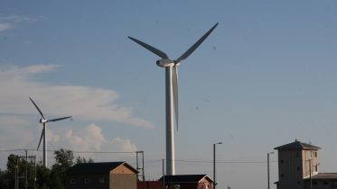 Hallitus kaavailee tuulivoiman etäisyyssääntelyä, jossa tuulivoiman etäisyys asutukseen riippuu ensisijaisesti voimalan korkeudesta. Etäisyyssääntely sisältyy hallituksen luonnokseen uudesta alueidenkäyttölaista, jonka lausuntokierros päättyi heinäkuussa. Sen mukaan tuulivoimaloiden etäisyys asutuksesta pitäisi olla kahdeksan kertaa voimalan korkeus. Kuva: Rantapohjan arkisto