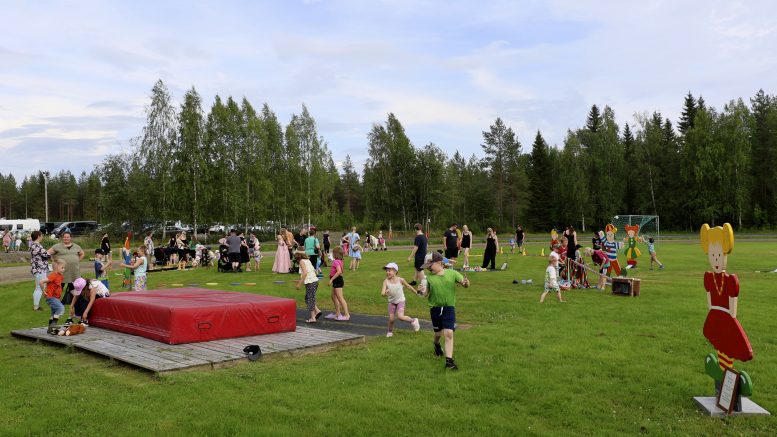 Nuijamiesten lavan kentällä riitti vilinää Pellepuiston aktiviteettien parissa. Kuvat: Joni Nalli