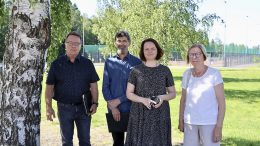 Kiiminki-Seuran Matti Kontio, Eino Mikkonen, Anu Uusitalo ja Leena Huhanantti odottavat innolla elokuista lauantaina, jolloin takana näkyvä alue täytyy Kiiminkipäivien markkinameiningistä ja perinteistä. Kuva: Teea Tunturi
