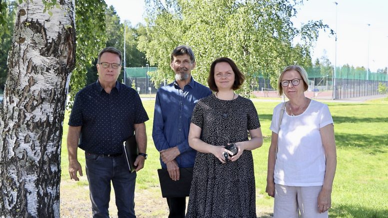 Kiiminki-Seuran Matti Kontio, Eino Mikkonen, Anu Uusitalo ja Leena Huhanantti odottavat innolla elokuista lauantaina, jolloin takana näkyvä alue täytyy Kiiminkipäivien markkinameiningistä ja perinteistä. Kuva: Teea Tunturi