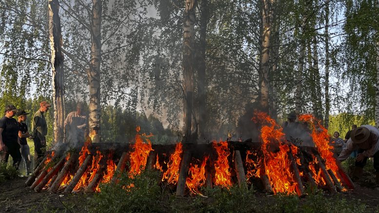 Tervasautiolla riitti lämpöä sytytysjuhlassa paristakin eri syystä, mutta maastopalovaroitus ei enää ollut voimassa, joten hauta syttyi ajallaan. Kuvat: Teea Tunturi