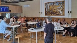 Martinniemen entiset nuoret kokoontuivat lauantaina ravintola Kerholaan muistelemaan, laulamaan ja bingoamaan. Kuva: Kaarina Torro.