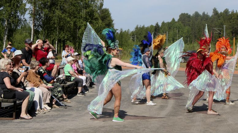 Samba La Fuente Carisman tanssiesitys kiinnosti markkinaväkeä Kuivaniemellä. Kuvat: Anu Kauppila.