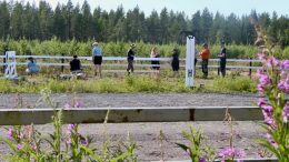 Virpiniemen ravirataa laitetaan nyt täydellä teholla kuntoon talkoilemalla ja yhteishenki talkoissa oli korkealla. Kuva: Anu Kauppila.