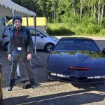 Entisiä nuoria ilahdutti paikalla myös 80-luvulla suureen suosioon noussut Ritari Ässän auto ja pahviversio itse kuskista. Kuva: Kaarina Torro.
