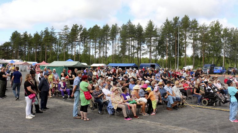 Kuivaniemen markkinoilla 2023 keli helli kävijöitä ja niin se näyttää hellivän myös tulevana viikonloppuna.