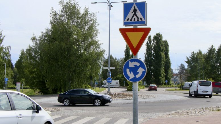 Haukiputaan keskustan liikenneympyröissä saa olla valppaana ja kuvassa lähimpänä olevaan ympyrään liittyvän tulee väistää myös pyöräilijöitä ja jalankulkijoita. Kuva: Anu Kauppila.