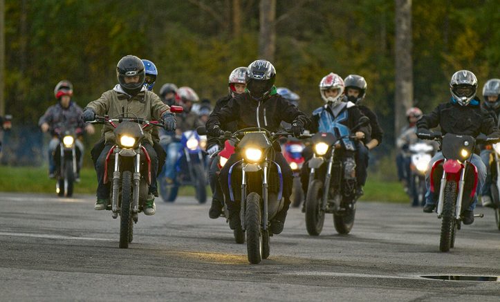 Kaveriporukat kokoontuvat yhteen viettämään kesäiltoja mopoilun parissa. Suotavaa olisi kuitenkin etsiä ajopaikka, jossa asutusta ei ole välittömässä läheisyydessä. Kuva: Rantapohjan arkistot