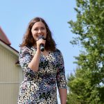 Kansanedustaja Olga Oinas-Panuma kertoi avauspuheessaan olevansa ensimmäistä kertaa tukkilaiskisoja seuraamassa.