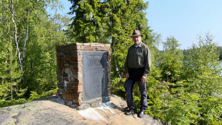 Kauko Vakkala kertoo, että Oolannnin sodan muistomerkkiin on kaiverrettu kaikkien sotasankareiden nimet. Kuvat: Anu Kauppila.