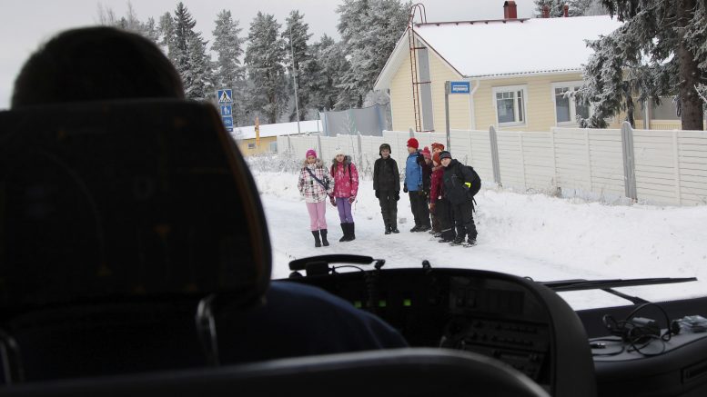 Ylikiimingin Karahkassa liikennöivän Nobina Oy:n aluejohtaja Sinikka Repo etsii ratkaisua koulukuljetuksiin alueen vanhempien kanssa. Kuva: Liikennevirasto