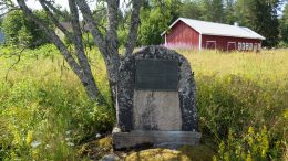 Tuomas Hutun muistomerkin tekstistä selviää mm., että hän istui edustajana Göteborgin herrainpäivillä vuonna 1690. Hän ehti olla lautamiehenäkin 37 vuotta.