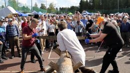 Justeerikisojen seremoniamestarina toiminut Juha Mieto tarttui itsekin justeeriin kisaparinaan Oulun kaupunginvaltuuston puheenjohtaja Lauri Nikula. Kuvat: Tuija Järvelä-Uusitalo