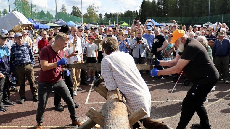 Justeerikisojen seremoniamestarina toiminut Juha Mieto tarttui itsekin justeeriin kisaparinaan Oulun kaupunginvaltuuston puheenjohtaja Lauri Nikula. Kuvat: Tuija Järvelä-Uusitalo