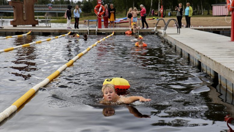 Neljäsluokkalainen Ruben Puurunen kertoi uineensa kesällä lähes joka päivä. Vihkosaaren uimalan 25 metrin uimarata taittui häneltä nopeasti. Vajaa vuosi sitten käyttöön otettu uimala on avoinna ympäri vuoden. Kuvat: Tuija Järvelä-Uusitalo