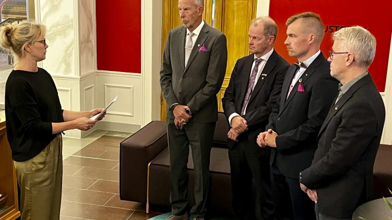 Jarmo Husso, Ari Alatossava, Lauri Nikula ja Risto Päkkilä kuuntelivat vakavina, kun Virpi Räisänen kertoi, millaisia ajatuksia yli-iiläisillä on Onni-palveluliikenteen lakkauttamisesta Yli-Iistä. Päätös jättää alueen asukkaat yli-iiläisten mukaan täysin eriarvoiseen asemaan muihin oululaisiin nähden. Kuvat: Teea Tunturi