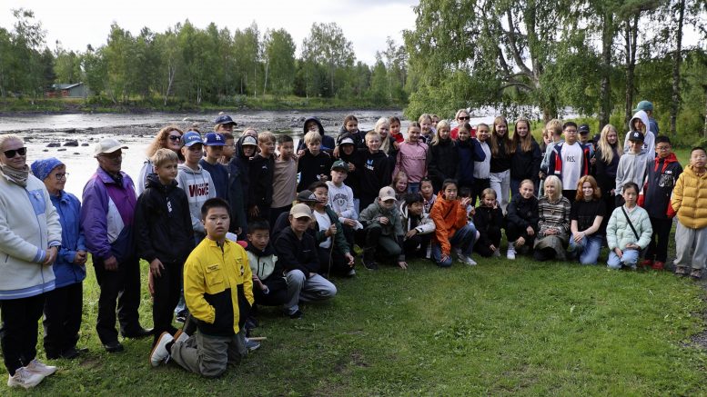 Vieraat ja isännät yhteiskuvassa Sämppikosken laavulla Asemakylällä. Kuvat: Auli Haapala