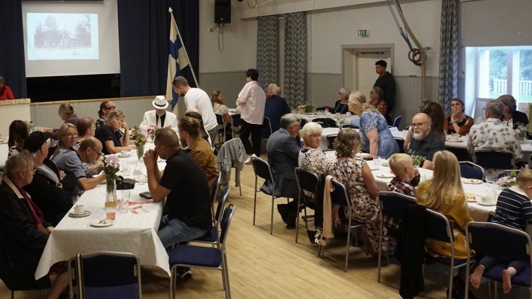 Ervastin sukua kokoontui Haukiputaalle Heiton talolle.