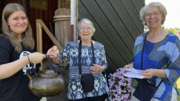 Leena Kämäräinen luovutti vanhan pitopannun Haukiputaan kotiseutumuseoon. Lahjoituksen vastaanottivat Pirjo Siipola (oik.) Haukipudas-seurasta ja oppaana museolla toiminut Anna Isosalo. Kuvat: Auli Haapala