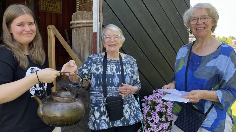 Leena Kämäräinen luovutti vanhan pitopannun Haukiputaan kotiseutumuseoon. Lahjoituksen vastaanottivat Pirjo Siipola (oik.) Haukipudas-seurasta ja oppaana museolla toiminut Anna Isosalo. Kuvat: Auli Haapala