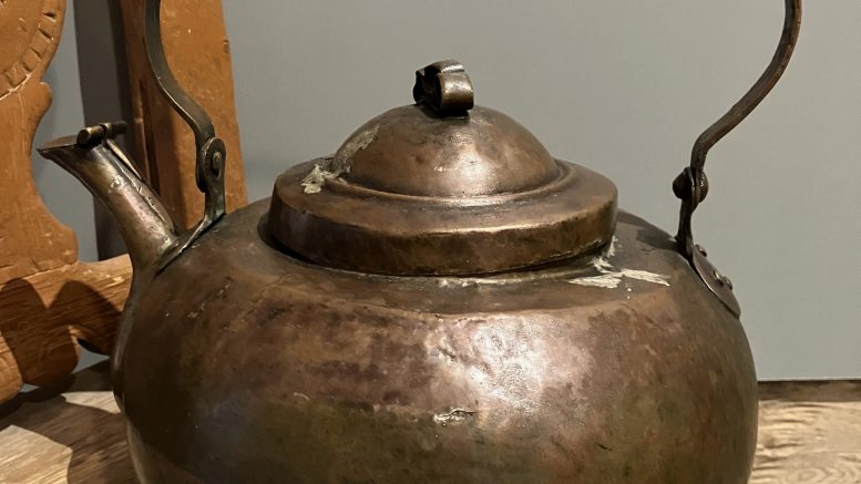 Haukiputaan ensimmäinen kuparinen pitopannu on tiettävästi peräisin Lyypekistä. Kuva: Auli Haapala