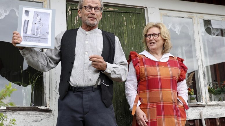 Runtin tilalla Halosenniemessä syntynyt Tapio Metsikkö ja puolisonsa Tuula Kangas kertoivat vanhan talon kunnostamisesta kodiksi Puttaan pihapiirit -tapahtumassa. Tapiolla kädessä vanha hänestä otettu valokuva samoilla portailla. Kuvat: Auli Haapala