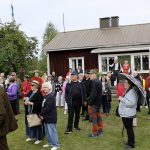 Puttaan pihapiirit -tapahtumassa tutustuttiin Halosenniemessä kolmeen kohteeseen. Taustalla Runtin tilan vanhin rakennus, joka on peräisin 1700-luvun lopulta. Portailla tilan nykyiset isäntä ja emäntä Tapio Metsikkö ja Tuula Kangas.