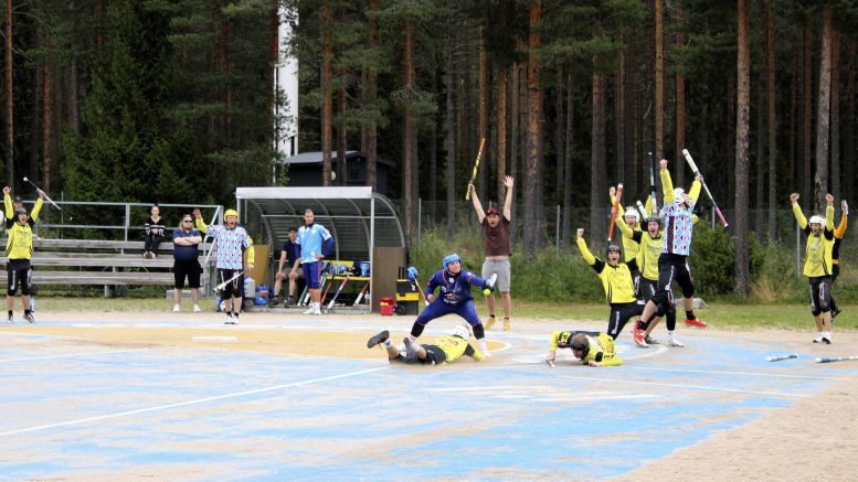 Kolmoselle nipinnapin ennättäneen Elmo Huotarin onni ei pettänyt kotipesälläkään, vaan syöksy vei sielläkin perille juuri ennen kuin pallo saavutti lukkarin räpylän. Juoksun lyöjä Teemu Paaso-Rantala ja muut joukkuekaverit riemuitsevat. Kuvat: Ritva Piri