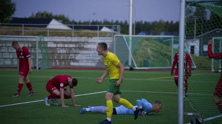 Henri Siipola juhlii ensimmäistä Kolmosen maaliaan. Kuva: Tommi Karvonen