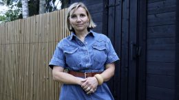 Jenni Räinältä on ilmestynyt tänä vuonna kaksi kirjaa, romaani Vaino ja tietokirja Veden ajat. Kuva: Tuija Järvelä-Uusitalo