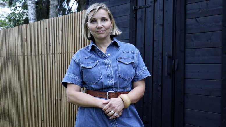Jenni Räinältä on ilmestynyt tänä vuonna kaksi kirjaa, romaani Vaino ja tietokirja Veden ajat. Kuva: Tuija Järvelä-Uusitalo