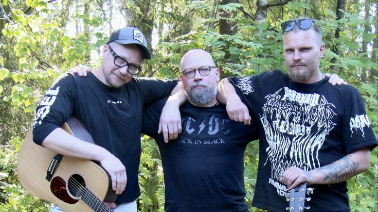 Naapurin Riston Lapset eli Jussi Halonen, Petteri Nikkinen ja Mika Keinänen toivovat omien kappaleidensa olevan autenttisia, omaperäisiä ja samaistuttavia. Kuva: Anu Kauppila.