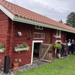 Kahvit tarjoiltiin Ollilan tilan aittarakennuksen edustalla.
