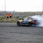 Savu nousee Perkkiön antaessa autolle kyytiä. Drifting on tällä hetkellä yksi nopeiten kasvavimpia moottoriurheilulajeja.