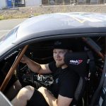 Driftingissä auto pidetään luisussa kaasun avulla.