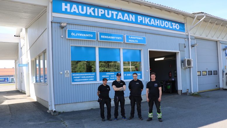 Haukiputaan Pikahuolto on Autokorjaamo M Heleniuksen laajennusosa. Korjaamo keskittyy autojen pienhuoltotoimenpiteisiin. Kuva: Joni Nalli